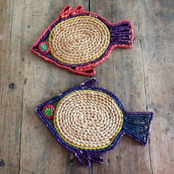 6 Vtg Woven Straw Trivets Grapes Fish Circle Round Tropical DAMAGED Under Plate - Picture 2 of 10